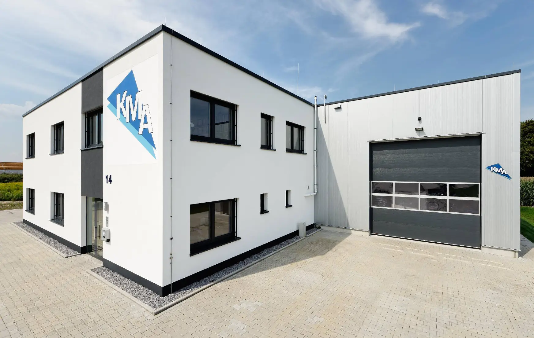 KMA Firmengebäude – Eckansicht mit Hauptlogo