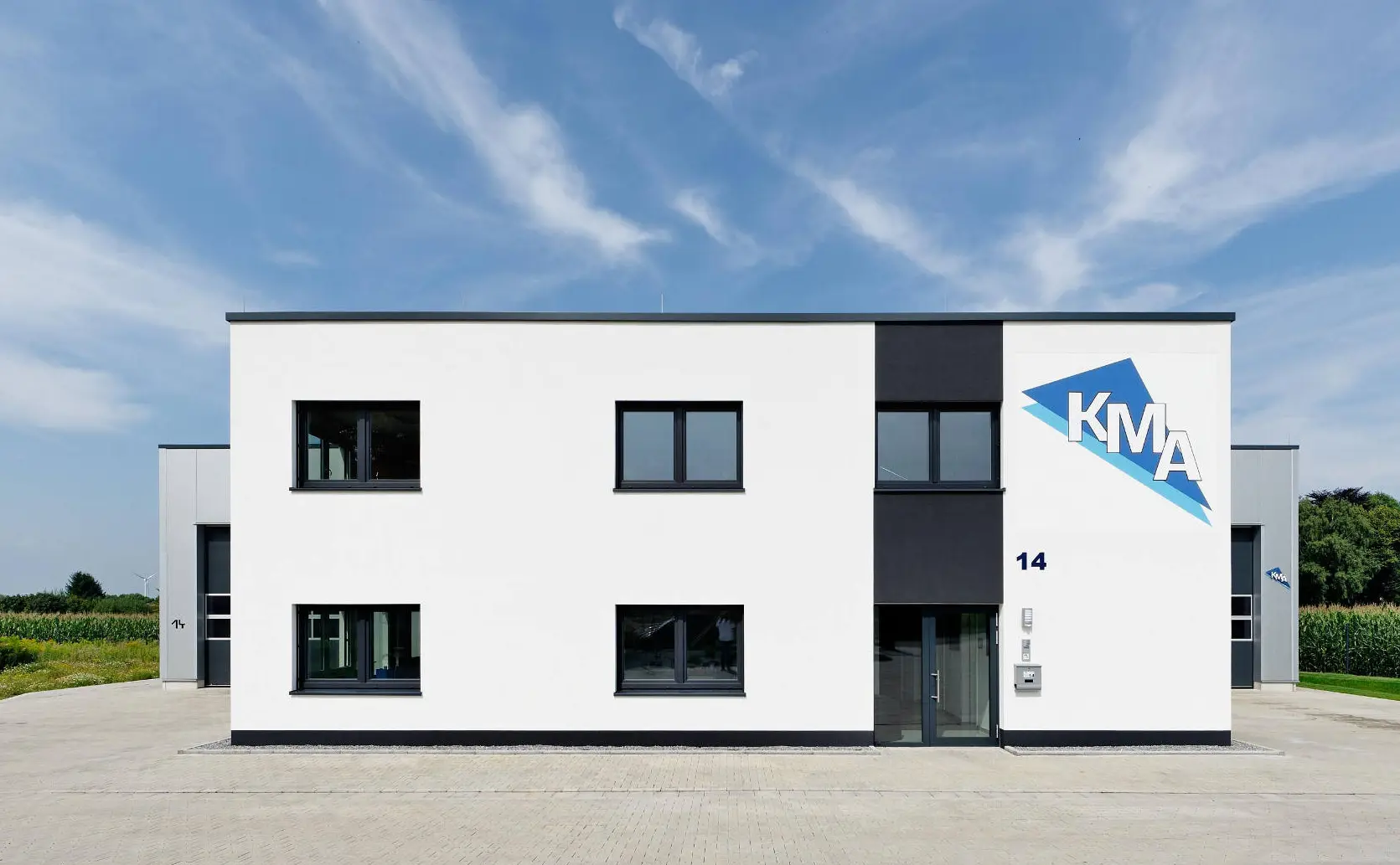 KMA Bürogebäude – Frontansicht mit Eingangsbereich